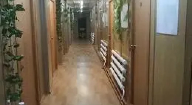 Cama en dormitorio compartido Baikit