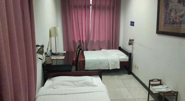 Кровать в общем номере (женский номер) Renjoy Hotel Beijing Yonghe Temple Guijie Siheyuan