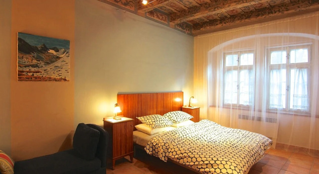 Rustic 2 Bedroom apt in the Heart of Mala Strana, Забронировать Отель Прага Чехия, рядом с Малостранска