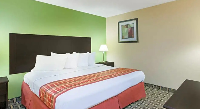 Люкс Days Inn & Suites by Wyndham Madison Heights MI
