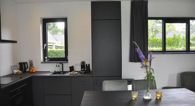 The Black Oak - Luxe bungalow met prive sauna, Rezerwuj Hotel Hotele w Veluwe z parkingiem, Parking