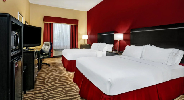 Четырёхместный номер Standard Holiday Inn Express & Suites Cotulla by IHG