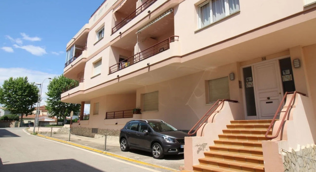Waterfront Apartment With Large Terrace and Parking Space, Забронировать Апартаменты/квартира Отели Alt Empordà с парковкой, Парковка