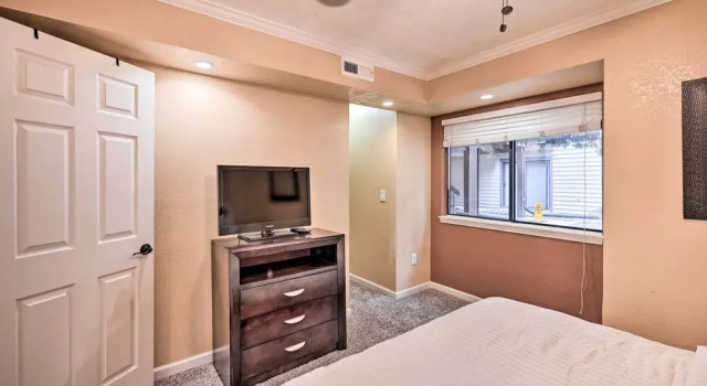 Condo w/ Patio & Pool Access in Greenwood Village!, Book Hotel Hoteller i Denver Tech Center med pool, Swimmingpool