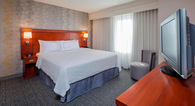 Двухместный люкс с 2 комнатами Courtyard by Marriott Madison West / Middleton