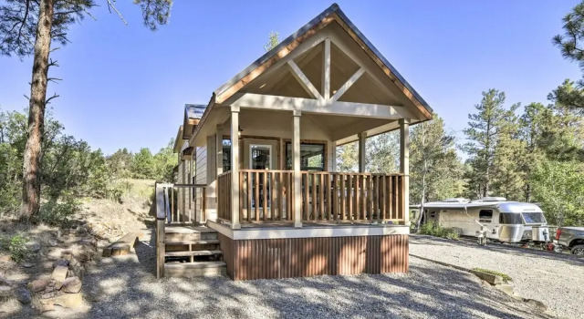 Roomy Pagosa Springs Tiny Cabin: 1 Mi to Downtown, Забронировать Отель Пагоса-Спрингс Колорадо, рядом с Центр искусств Pagosa Springs
