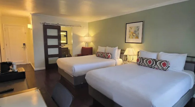 Четырёхместный номер Superior с видом на гавань Marina Village Inn
