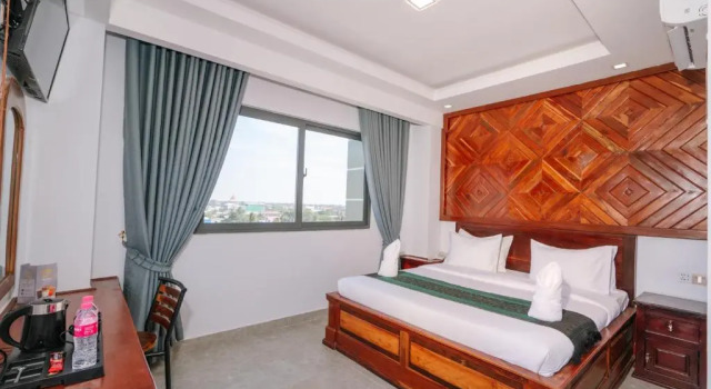 V CROWN HOTEL, Забронировать Отель Отели Баттамбанга 4 звезды, рядом с Union Commercial Bank, 4*