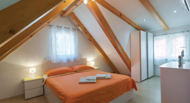 Amazing Home in Omis With Wifi and 1 Bedrooms, Rezerwuj Hotel Hotele w Split-Dalmatia County z parkingiem, Parking