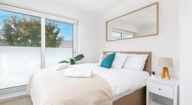 Elephant Court - Comfortable, spacious house with parking