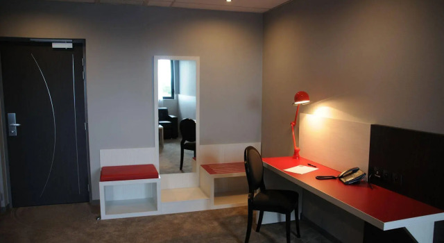 Hôtel des Lumières Lyon Meyzieu Arena Stadium, Rezerwuj Hotel Hotele w Rhône z parkingiem, Parking