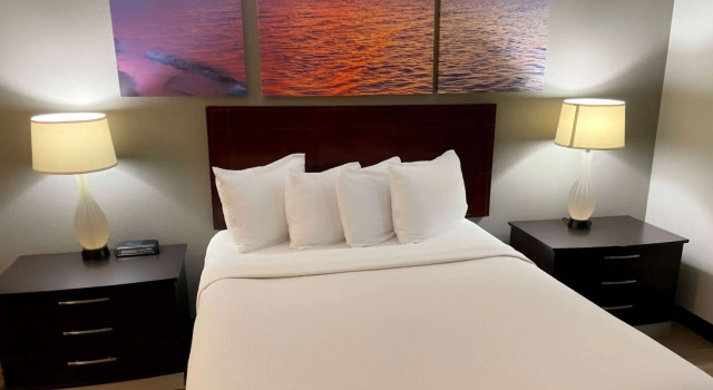 Days Inn & Suites by Wyndham Stevens Point