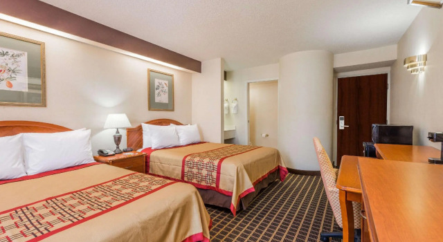 Четырёхместный номер Standard Days Inn by Wyndham Yadkinville