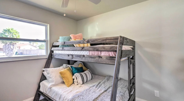Pet-friendly Merritt Island Home w/ Heated Pool, Varaa Hotelli Hotellit Space Coast pysäköinnillä, Pysäköinti
