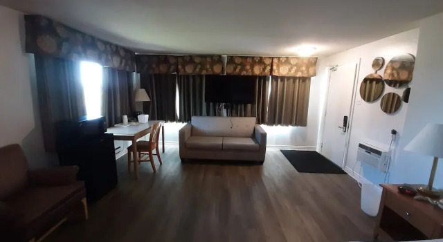 Шестиместный номер Standard Howard Johnson by Wyndham Woodstock NB