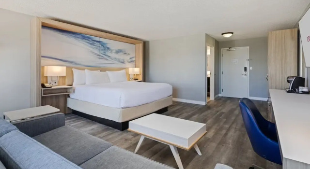 Двухместный номер Standard с балконом Crowne Plaza Melbourne-Oceanfront by IHG