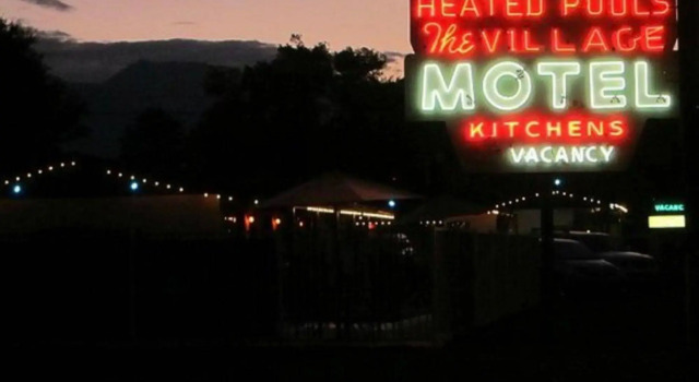 Bishop Village Motel, Rezerwuj Motel Hotele w Eastern Sierra z basenem, Basen