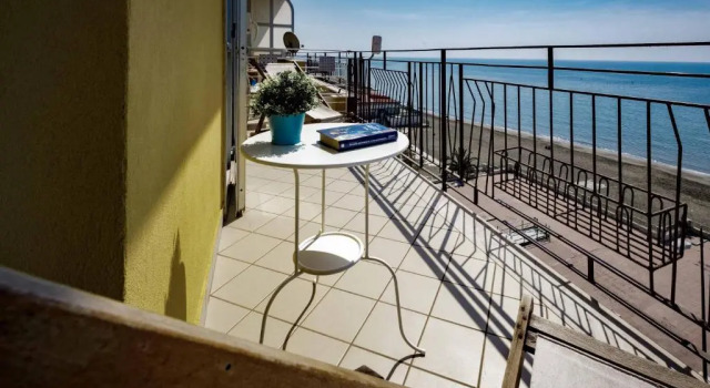 Апартаменты On the beach Sea-view&Kitchen In Room