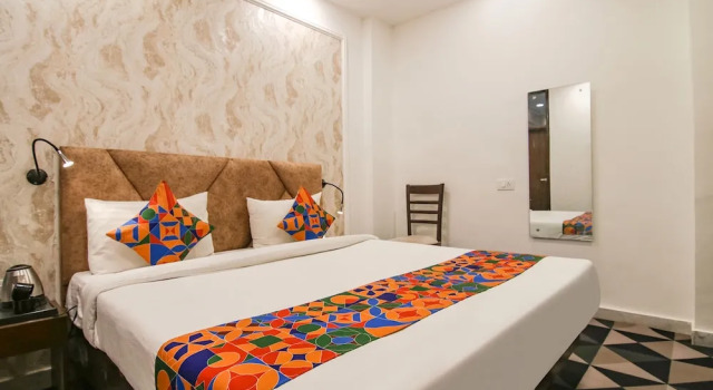 Номер Deluxe FabHotel Signature Luxe Inn