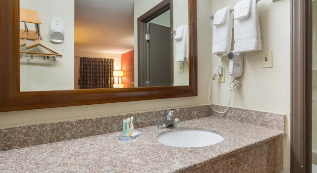 Camera Standard Quality Inn Commerce at I-85