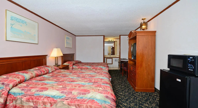 Четырёхместный номер Standard Americas Best Value Inn & Suites Warren Detroit