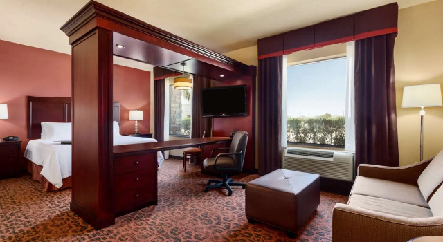 Двухместный люкс Hampton Inn & Suites Mission
