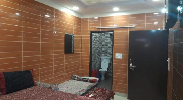 Couples friendly south delhi foreigners place very safe for women and solo travellers along with private kitchen and washroom located in the heart of delhi lajpat nagar just steps away from the famous central markrt cal 92121,74700