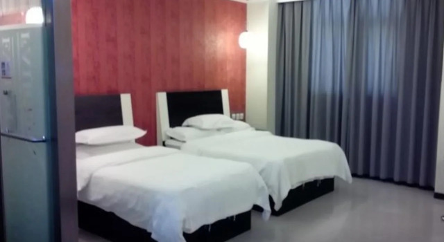 Fairyland Hotel Dongfeng Square - Kunming, Rezerwuj Hotel Hotele w Kunming z parkingiem, Parking