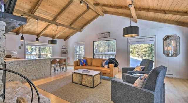 Коттедж с 4 комнатами с балконом Angel Fire Cabin < 3 Miles to Skiing, Golf & Lake
