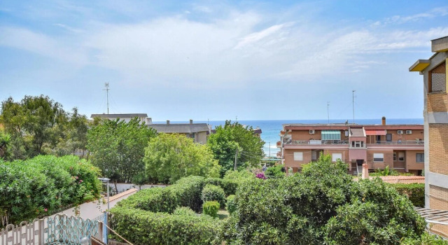 Amazing Apartment in Lavinio With 3 Bedrooms and Internet, Boek Appartement Hotels in Lazio met parkeren, Parkeren