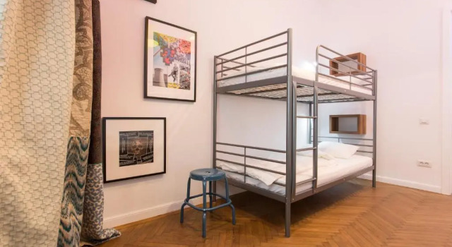 Giường trong phòng ngủ tập thể First Hostel Bucharest