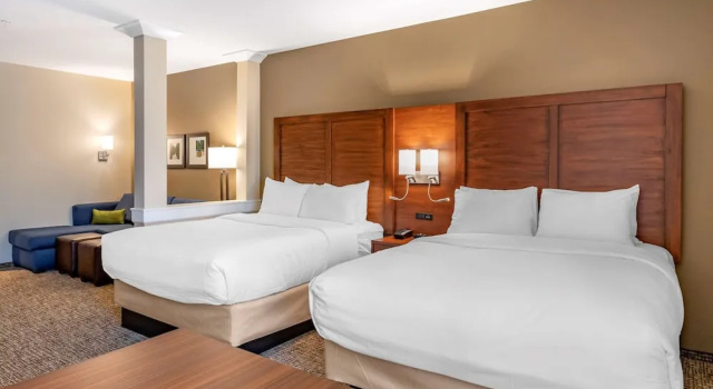Трёхместный люкс Comfort Inn & Suites Clarkston Pine Knob Area