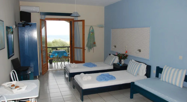 Трёхместная студия с балконом Kavos Psarou Studios & Apartments