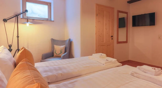 Luxurious Villa in Tyrol Near the Lake, Prenota Villa Hotel a Tirolo con parcheggio, Parcheggio
