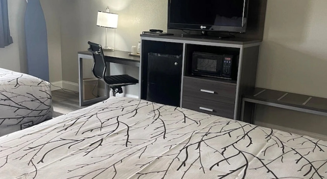 Четырёхместный номер Standard HomeTown Inn & Suites