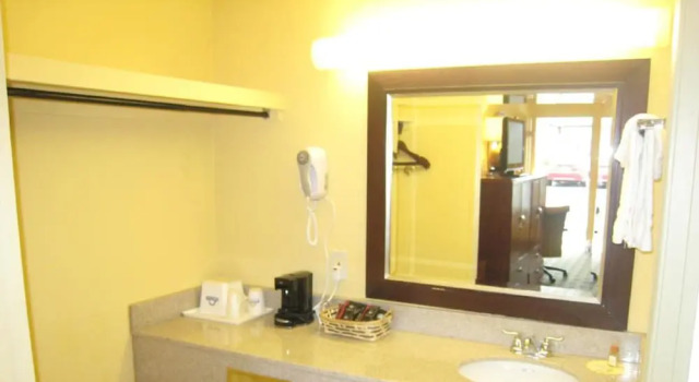 Двухместный номер для гостей с ограниченными возможностями Days Inn by Wyndham Brunswick/St. Simons Area