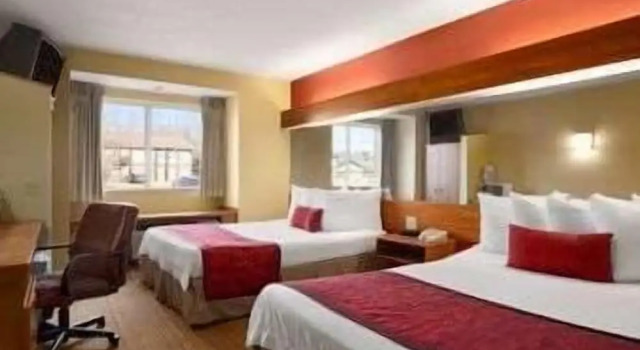Четырёхместный номер Standard Days Inn & Suites by Wyndham Lafayette IN