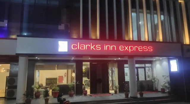 Clarks Inn Express, Забронировать Отель Отели Джамму и Кашмира с парковкой, Парковка