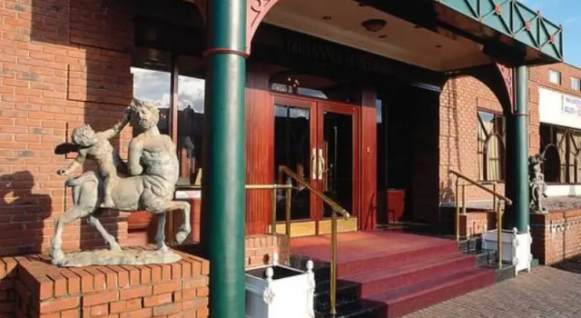 Кровать в общем номере Britannia Hotel Stockport