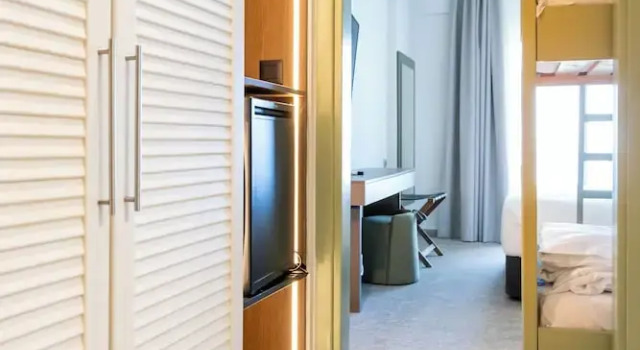 Camera quadrupla Standard 1 camera da letto con balcone e con vista mare Messinian Bay