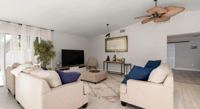 Beautiful home- Private getaway-Heated Pool/Hottub
