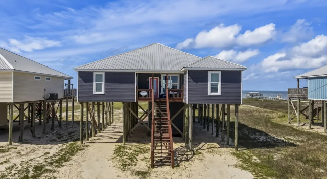 Коттедж Blue Oasis - Private Backyard Beach - Pool, Hammocks, Kayaks, Even Crab Traps So You Can Catch Dinner! 5 Bedroom Home by RedAwning