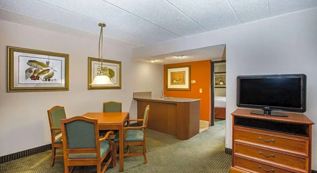 Двухместный люкс c 1 комнатой AmericInn by Wyndham Omaha