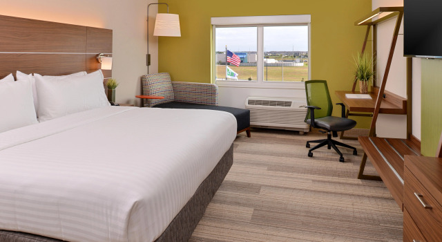 Holiday Inn Express & Suites St. Petersburg - Madeira Beach by IHG