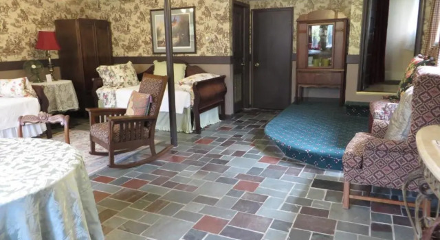 Люкс Deluxe Stone Chalet Bed & Breakfast Inn