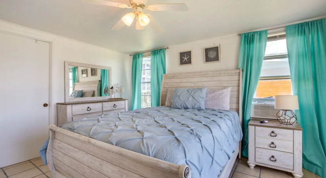 Коттедж с 2 комнатами с балконом Bright Surfside Beach Home w/ Deck, Walk to Beach!