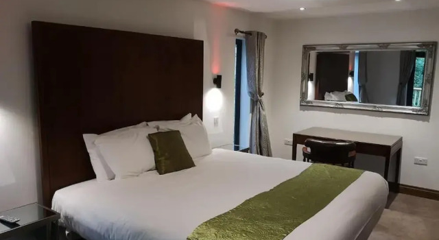 BlueStone-Hot Tub-Woodlandlodges-Pembrokeshire-Tenby, Забронировать Отель Кармартен Carmarthenshire