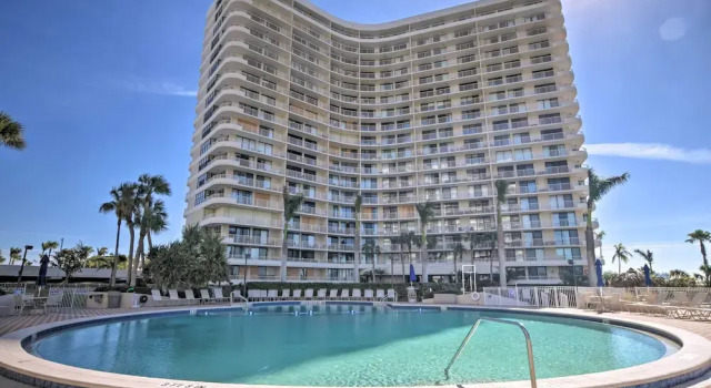 Апартаменты с 2 комнатами с балконом Cozy Coastal Condo w/ Pool Access: Steps to Beach!