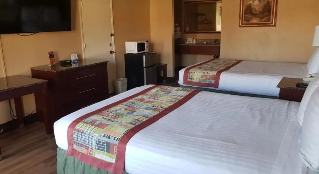 Четырёхместный номер Standard Travelodge by Wyndham Costa Mesa Newport Beach Hacienda