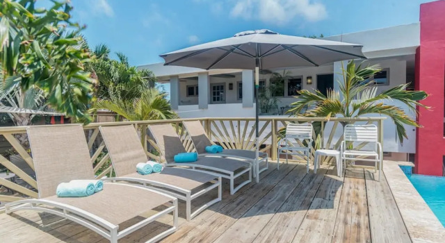 Sunny Pool Haven in the Heart of Aruba Pool BBQ, Varaa Huoneisto Noord Aruba